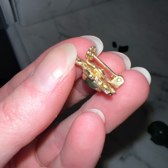 Set of 2 Green Stone Turtle Jewelry Pieces Pin and Necklace Pendant - Picture 3 of 16